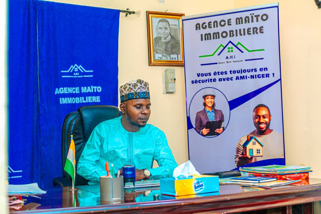 Chantier A.M.I : ouvriers à l'œuvre sur une structure en construction